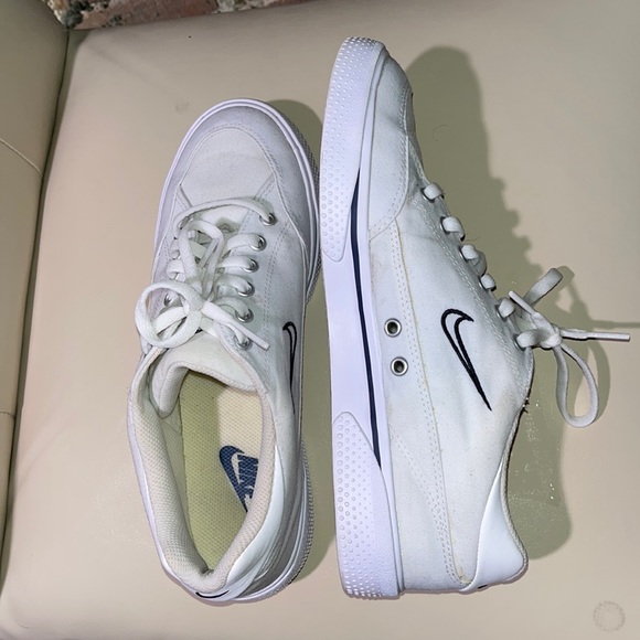 Nike Retro GTS unisex shoes mens size 7 woman’s size 8.5. White canvas